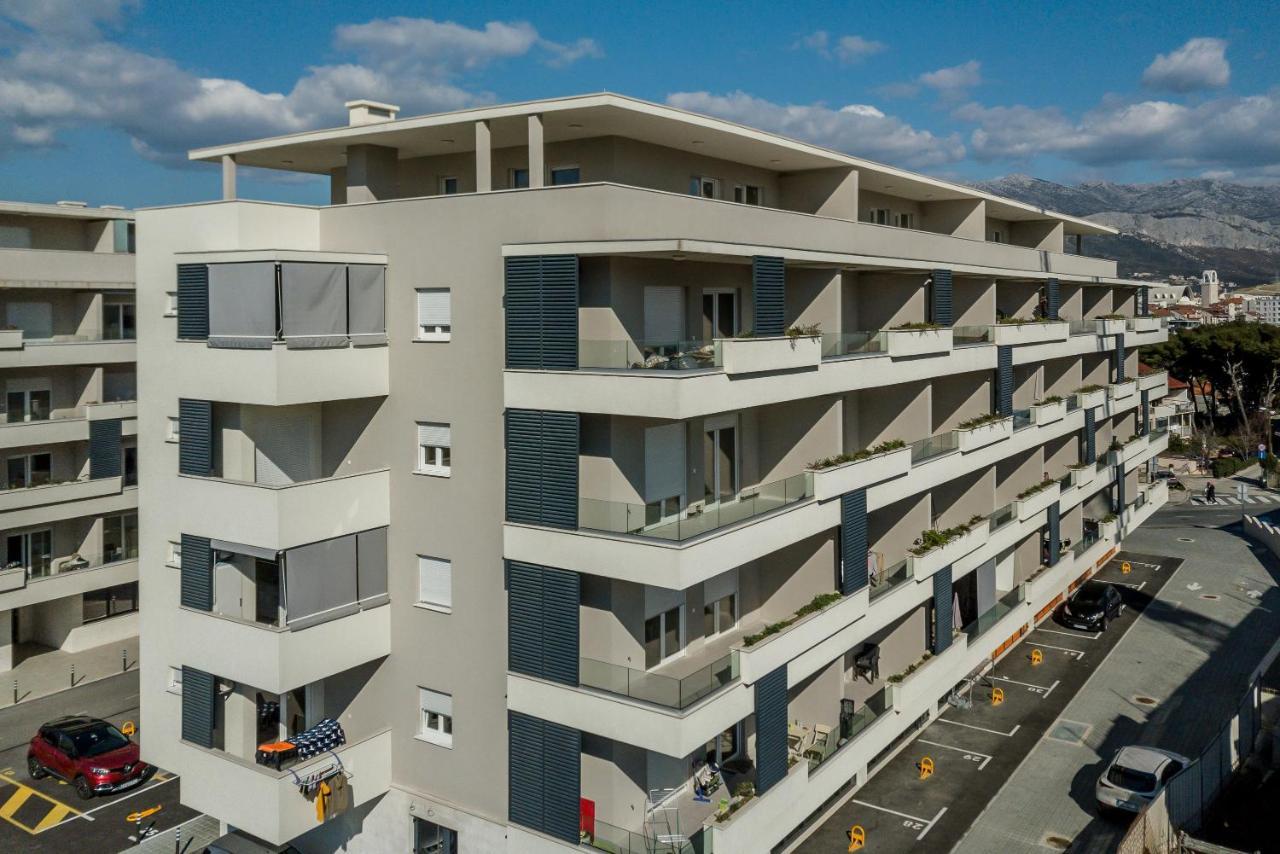 6 Islands - & Business - Free Garage Parking Split