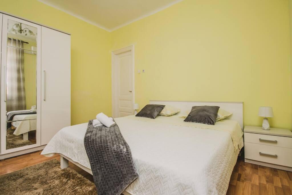 Apartment Center Stylish Apt Darling For 4, Old Town
