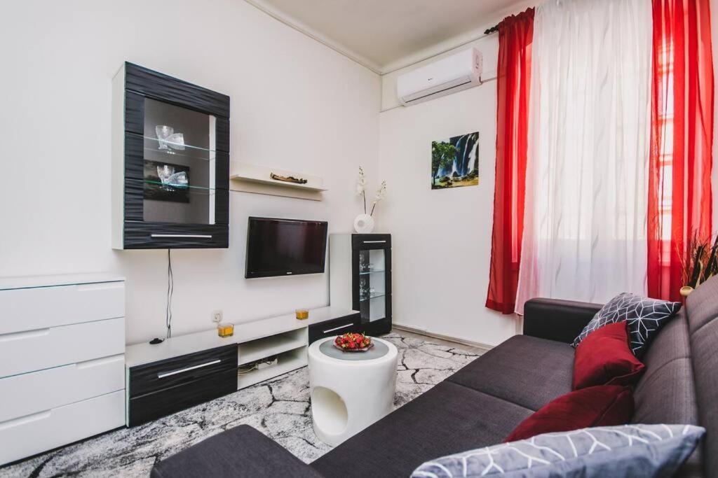 Center Stylish Apt Darling For 4, Old Town