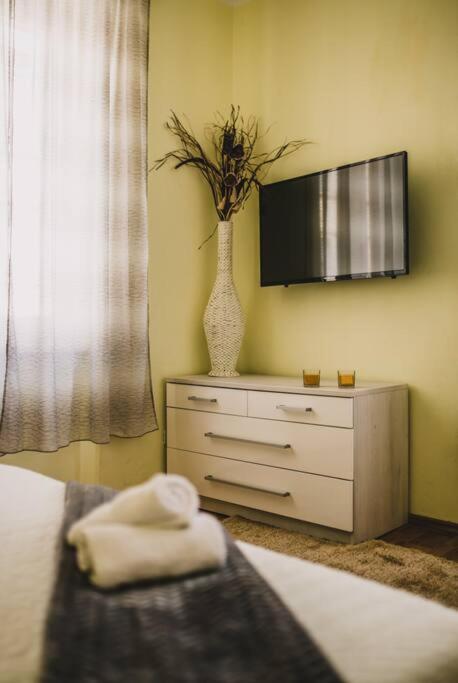 Center Stylish Apt Darling For 4, Old Town *