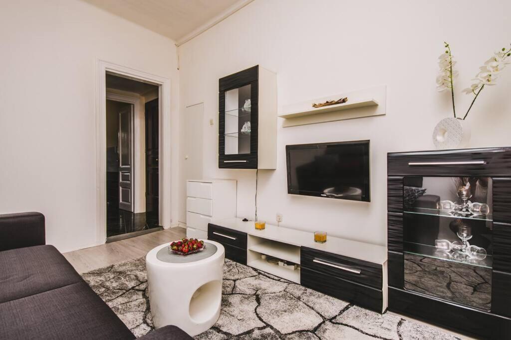 Apartment Center Stylish Apt Darling For 4, Old Town