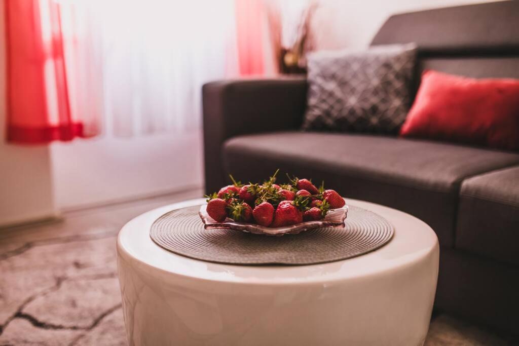 Center Stylish Apt Darling For 4, Old Town Apartment Split