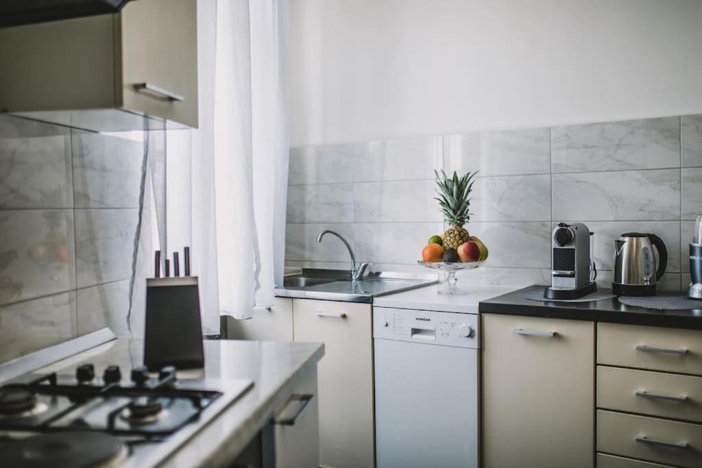 Center Stylish Apt Darling For 4, Old Town Apartment