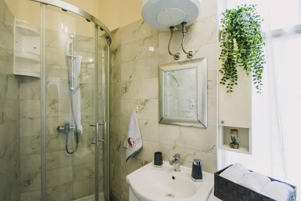 Center Stylish Apt Darling For 4, Old Town