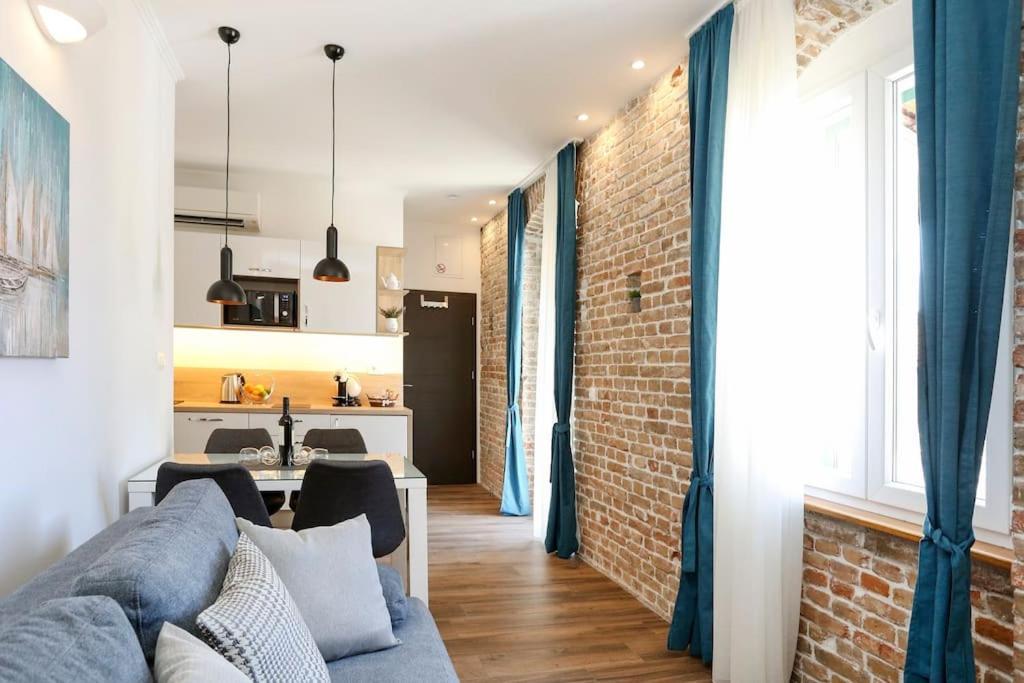 Monfrina 1, Luxury With Balcony In The Old Town Apartment