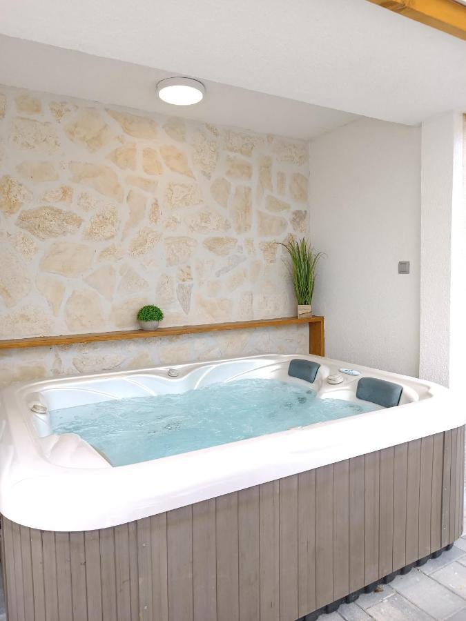 Tonina - House With Terrace, Jacuzzi, Free Parking * Split