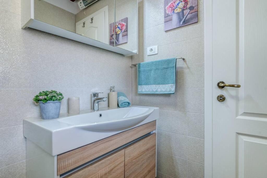 Diva 2,stylish Centrally Located Near Apartment