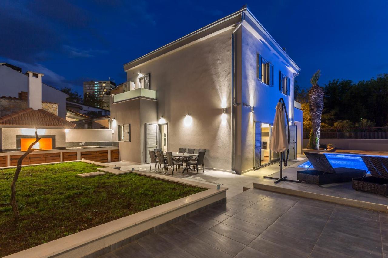 Luxury Sarina With Pool In Center Split