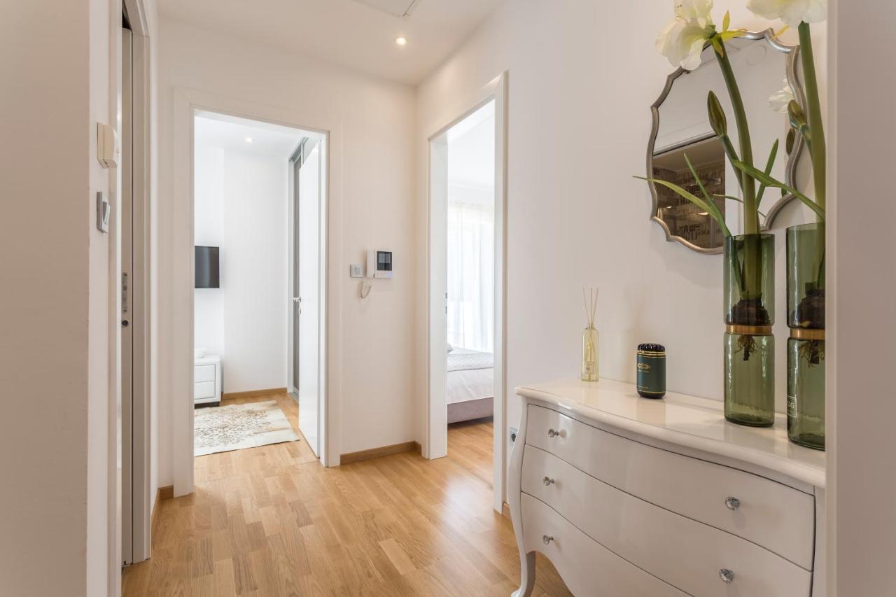 Luxury Sarina With Pool In Center Villa Split