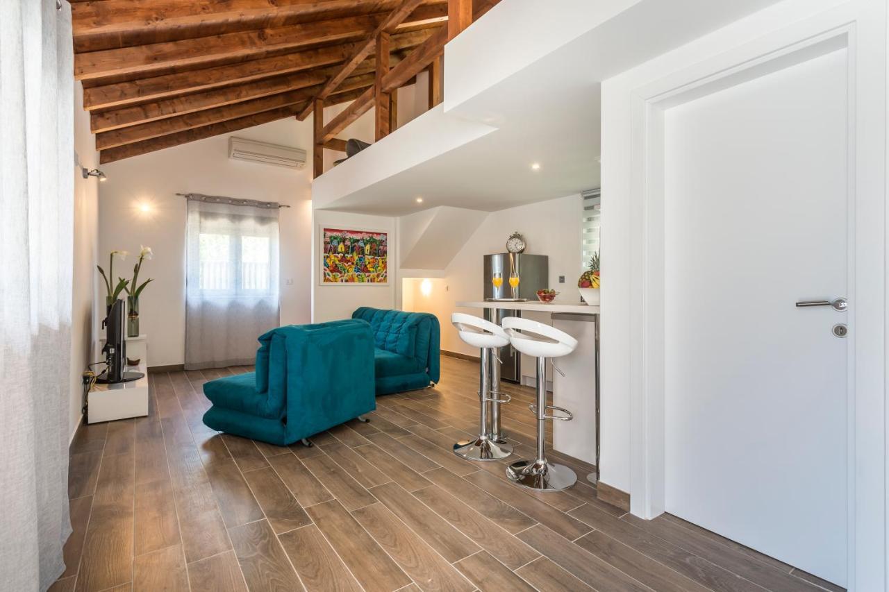 Villa Luxury Sarina With Pool In Center Split