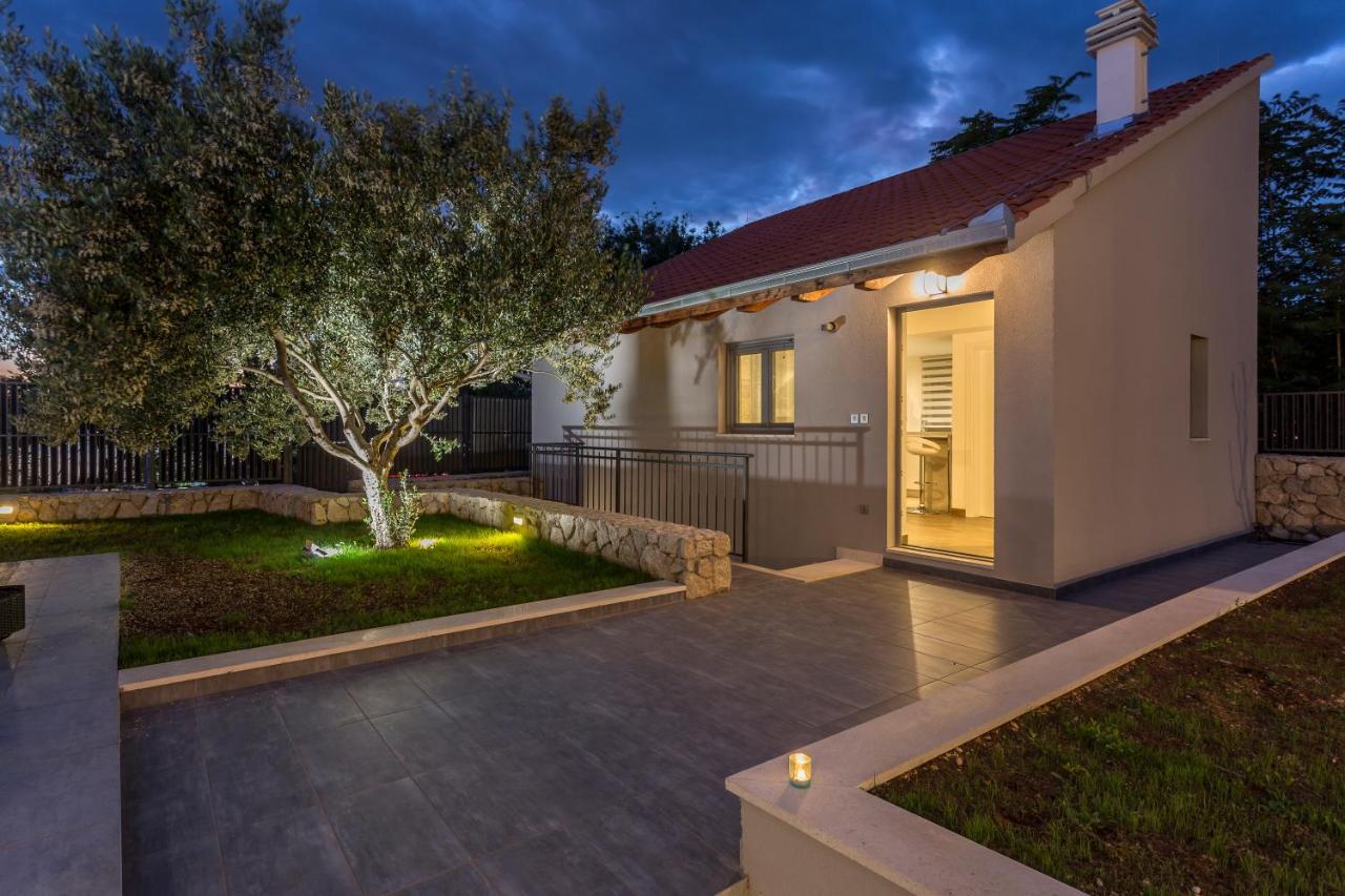 Luxury Sarina With Pool In Center Villa Split