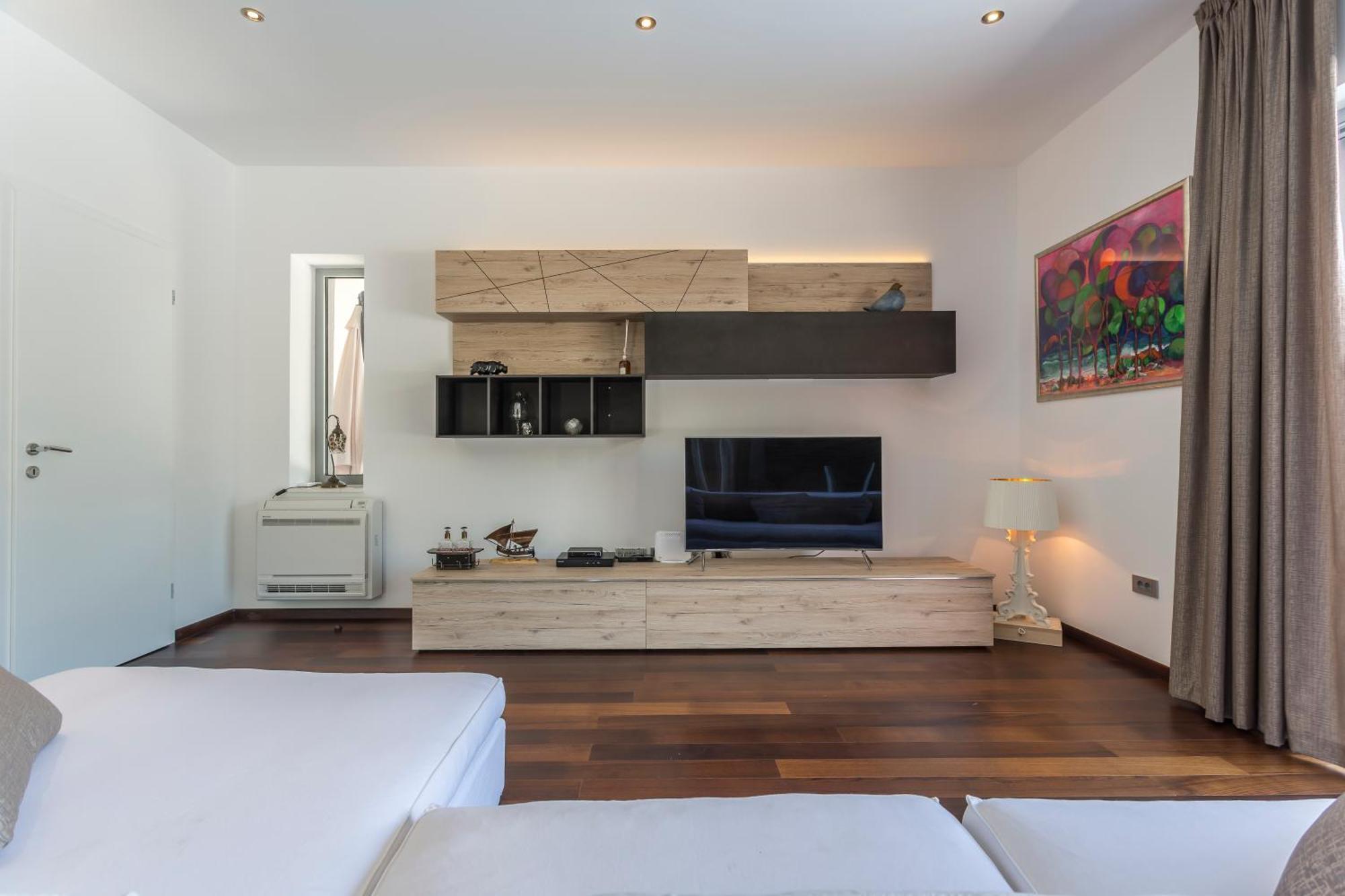 Luxury Sarina With Pool In Center *