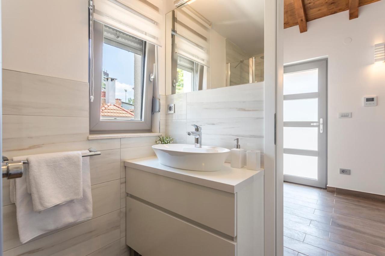 Luxury Sarina With Pool In Center Villa