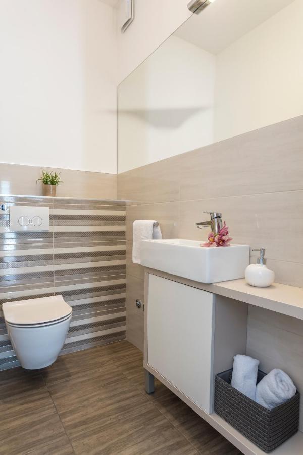 Luxury Sarina With Pool In Center Villa *