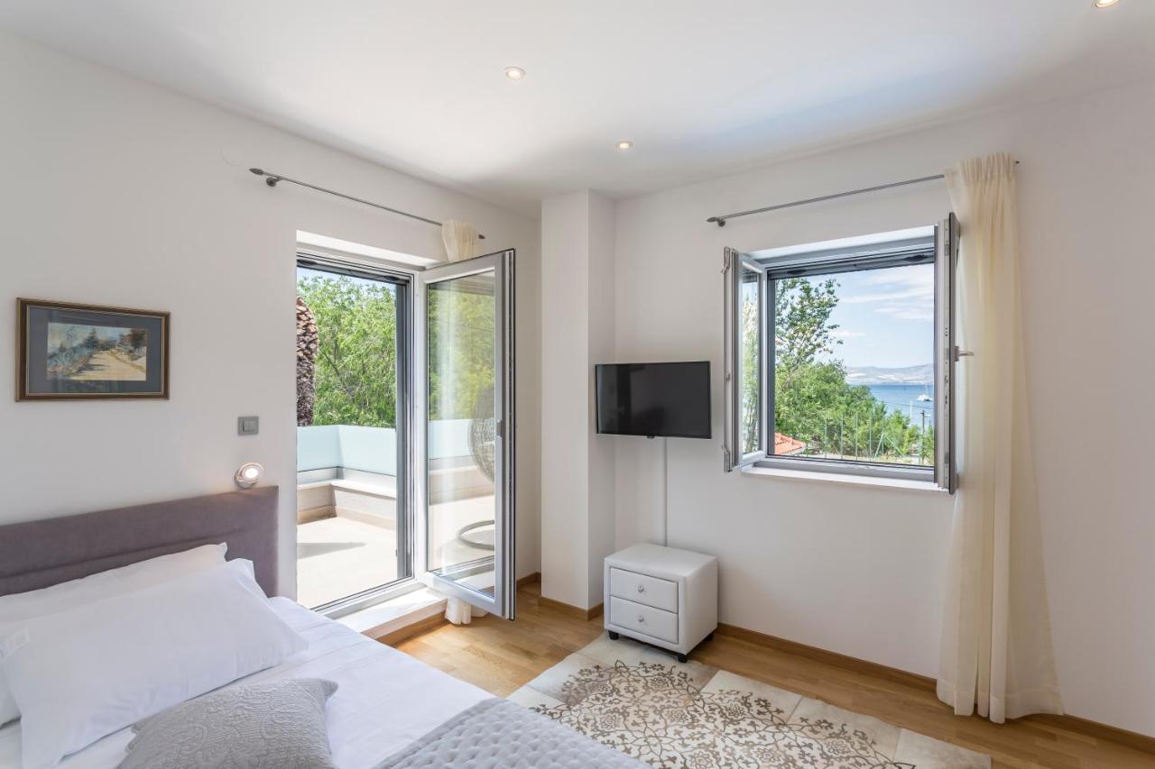 Luxury Sarina With Pool In Center Villa Split