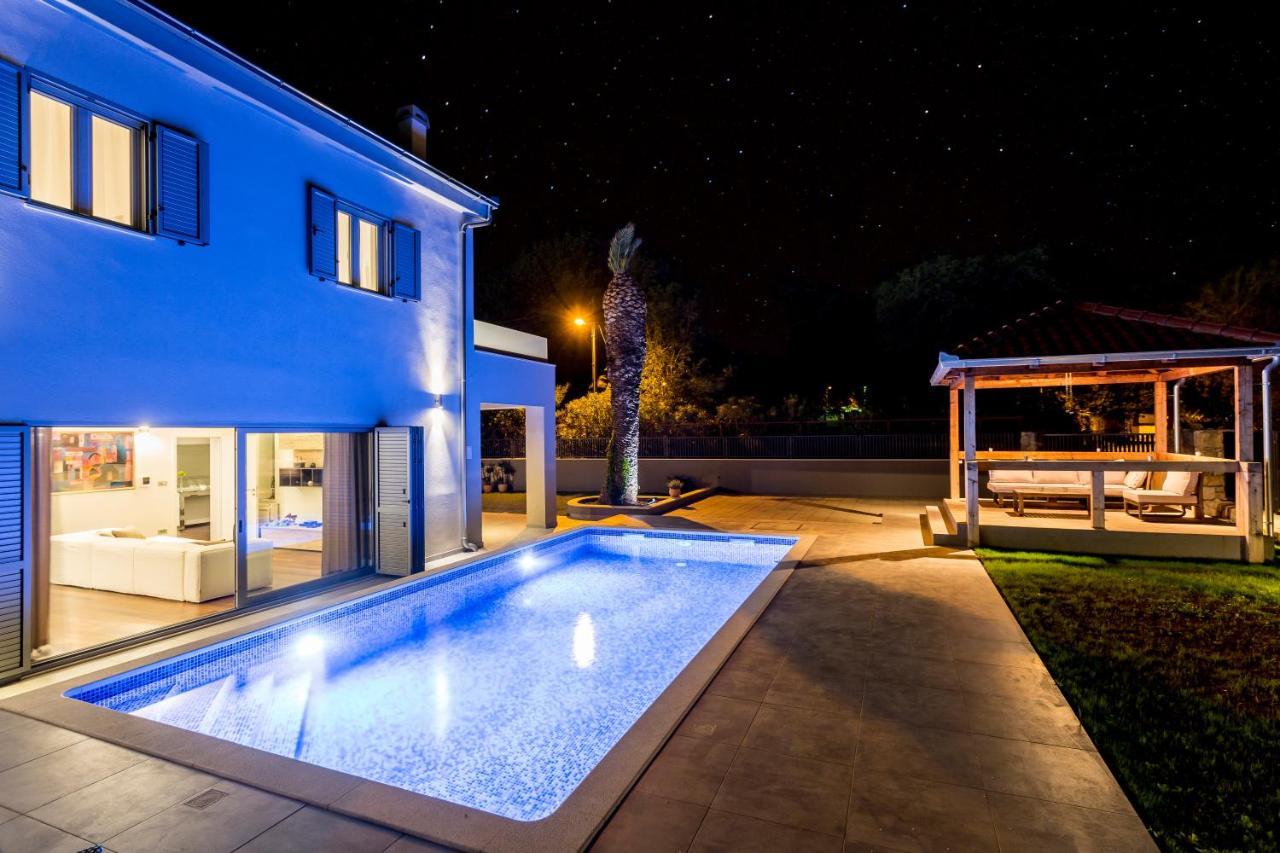 Luxury Sarina With Pool In Center *