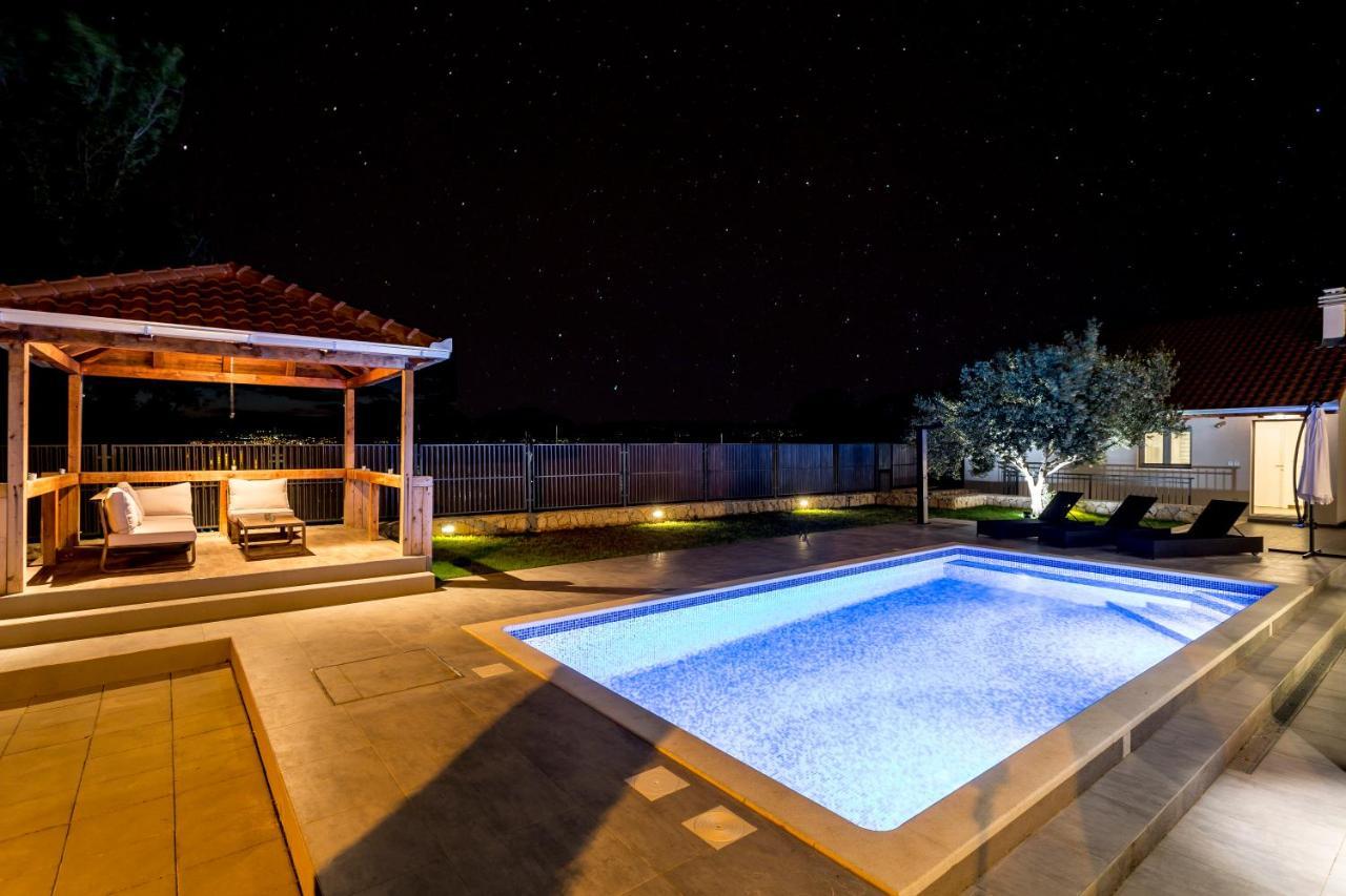 Luxury Sarina With Pool In Center Villa *