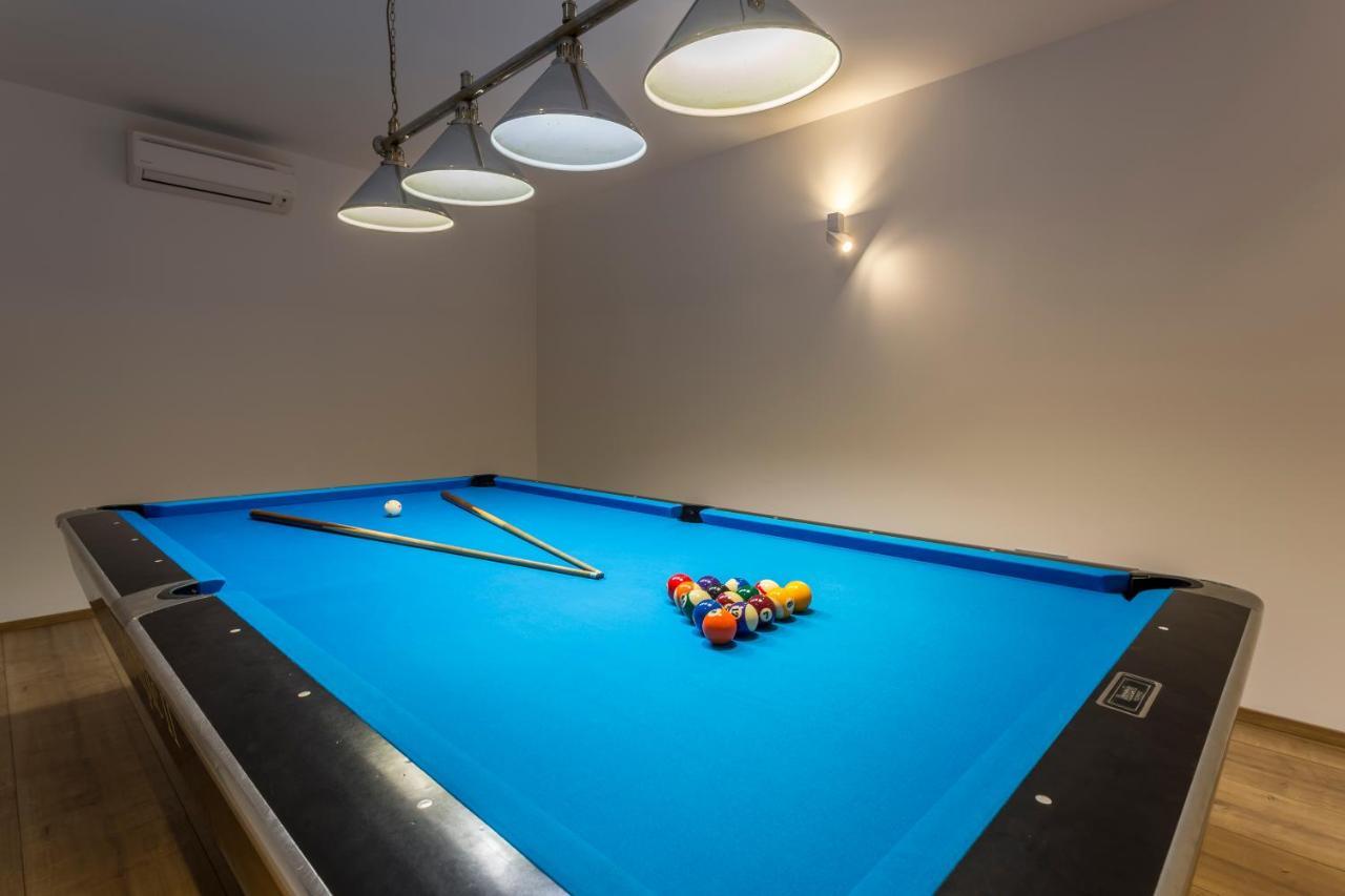 Villa Luxury Sarina With Pool In Center Split