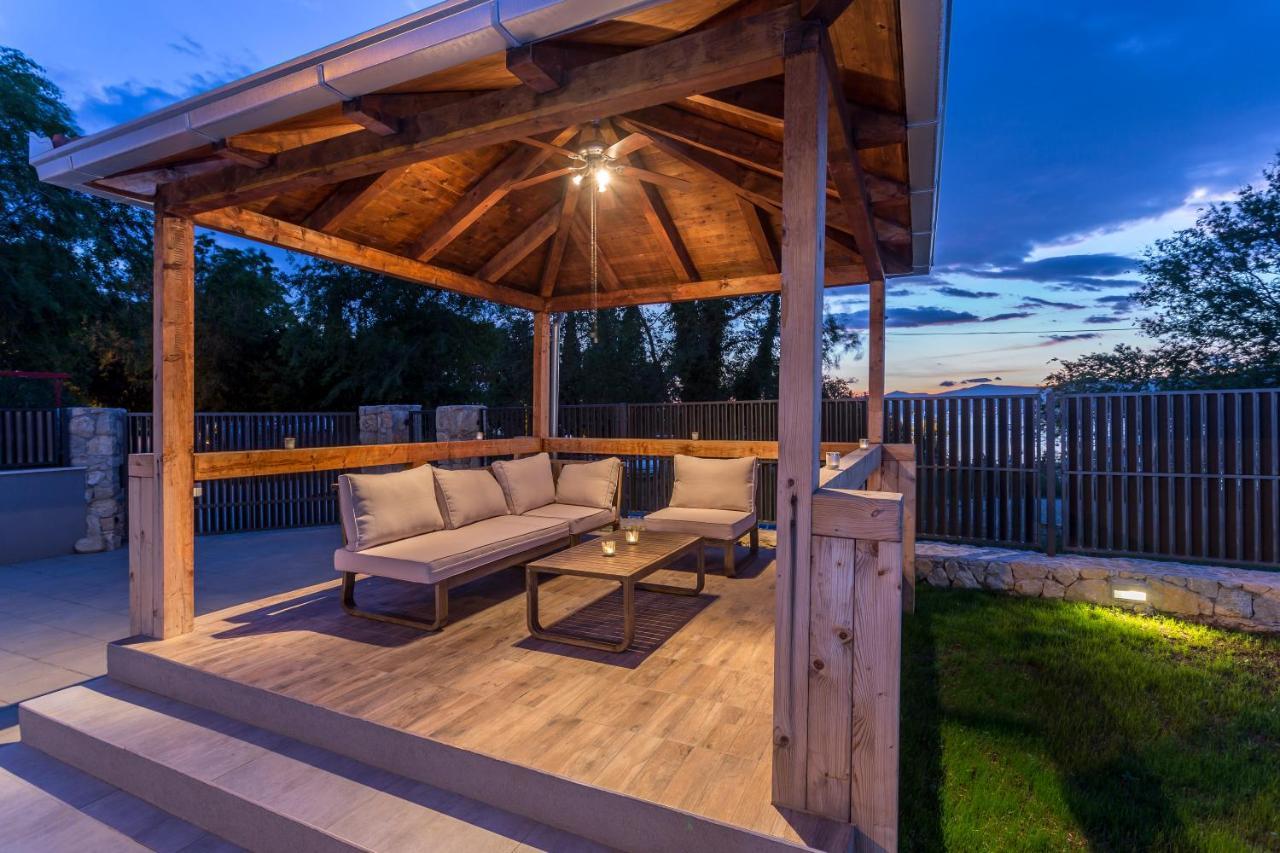 Villa Luxury Sarina With Pool In Center