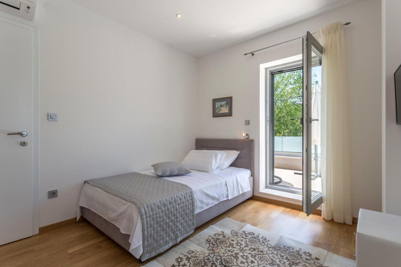 Luxury Sarina With Pool In Center Villa