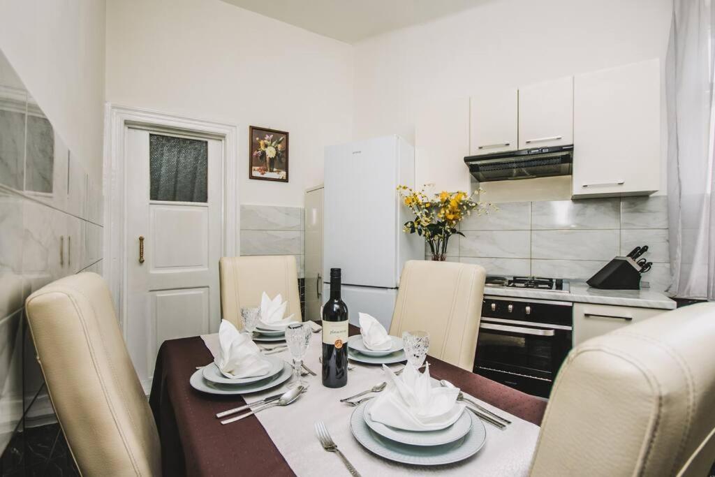 Center Stylish Apt Darling For 4, Old Town