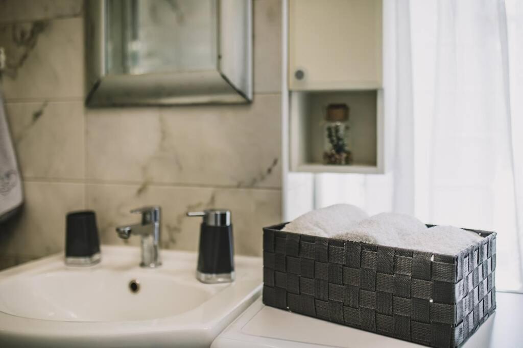 Center Stylish Apt Darling For 4, Old Town Apartment Split