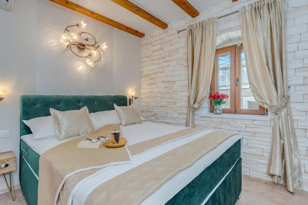 Diva 1,stylish Centrally Located Near *