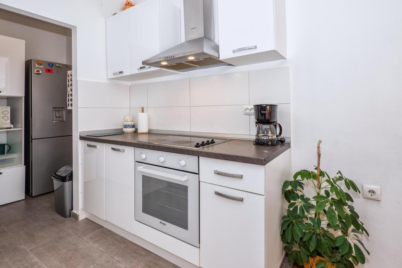 Neda Apartment Split