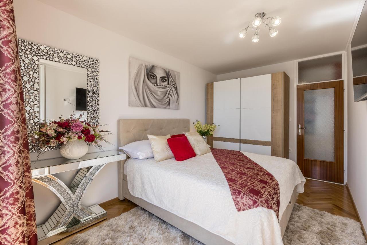 Desert Rose Apartment Split
