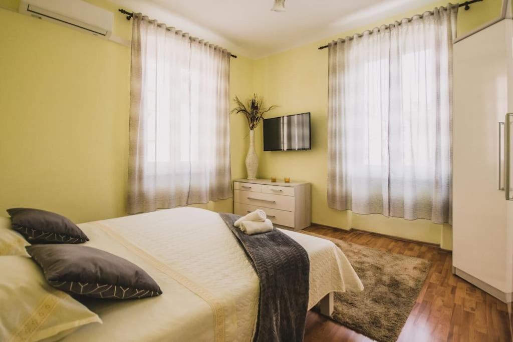 Center Stylish Apt Darling For 4, Old Town Apartment