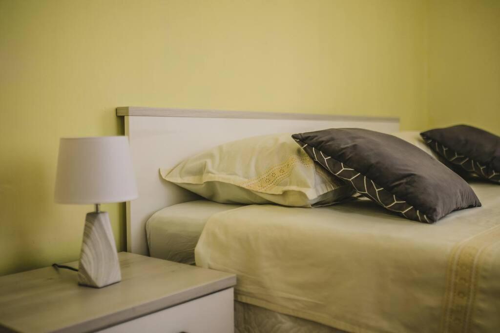 Center Stylish Apt Darling For 4, Old Town