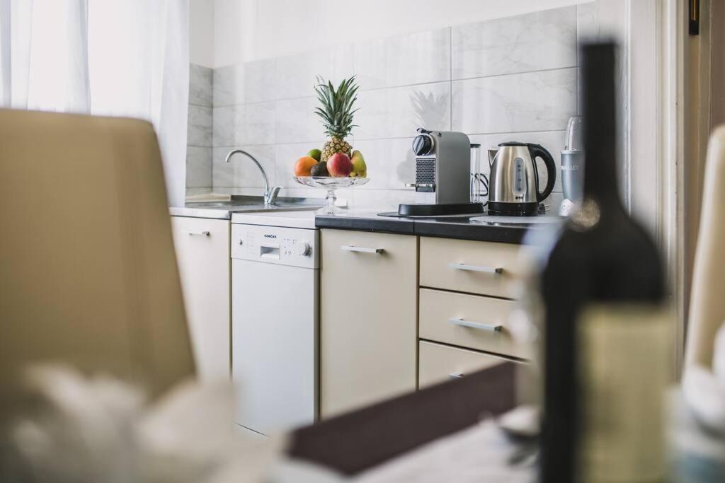 Center Stylish Apt Darling For 4, Old Town *