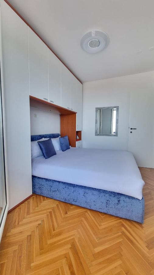 Aurora Apartment Split