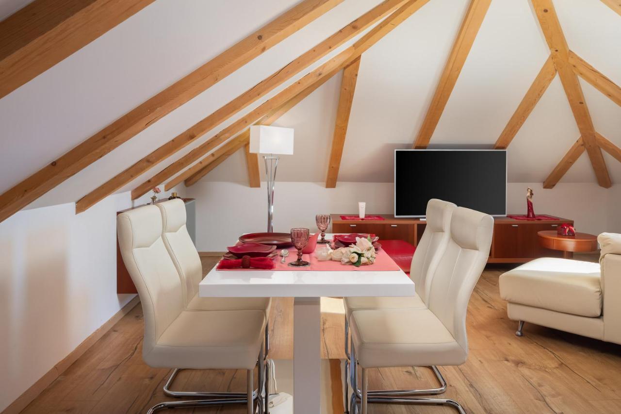 Apartment Romantic Attic *