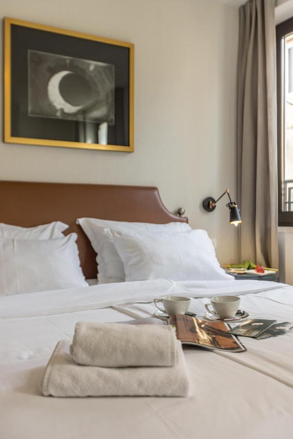 Leonis Restaurant & 4*