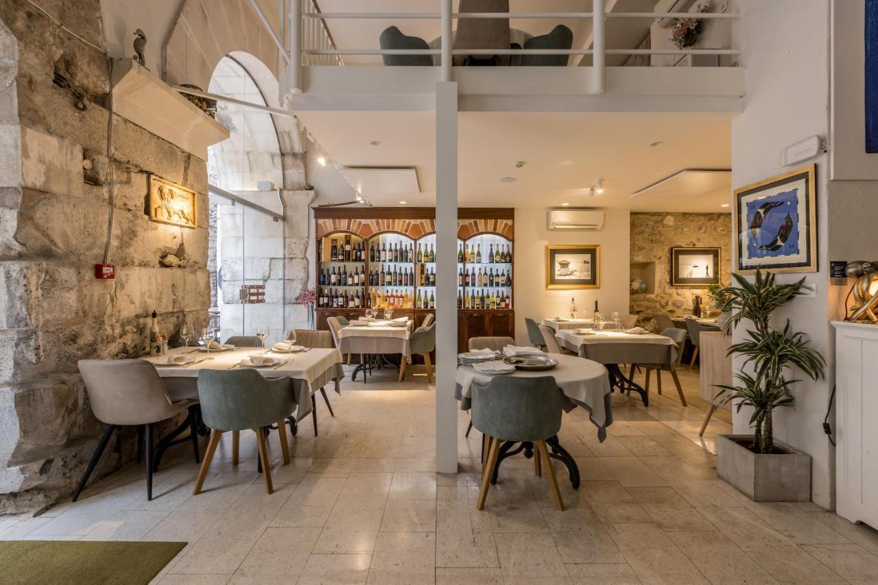 Leonis Restaurant &