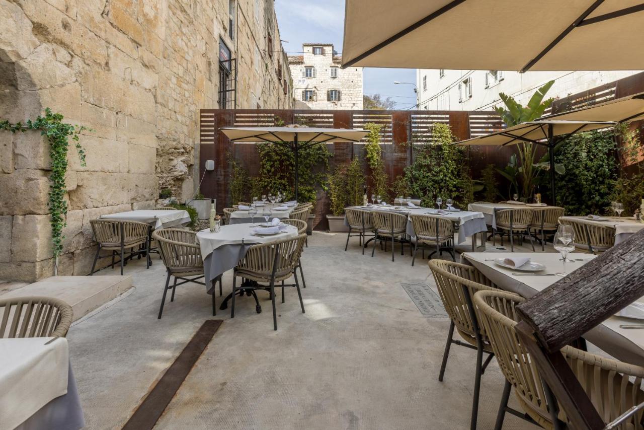 Acomodação com café da manhã  Leonis Restaurant & 4*