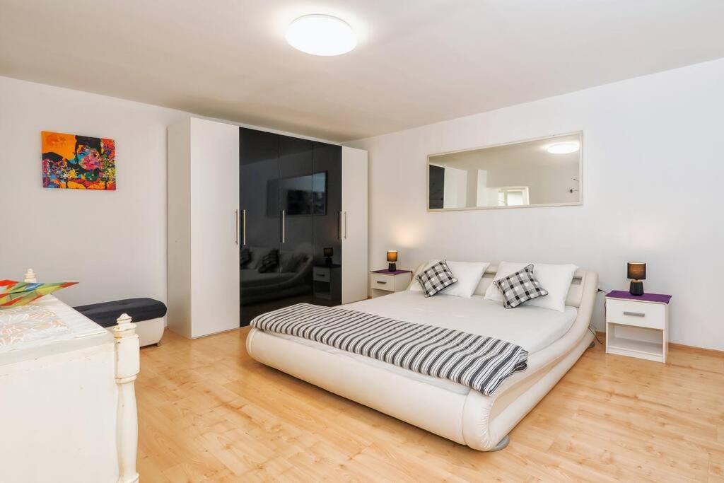 Relaxing 2bd Apartment, Ground Floor - Walk To Old Town Apartman