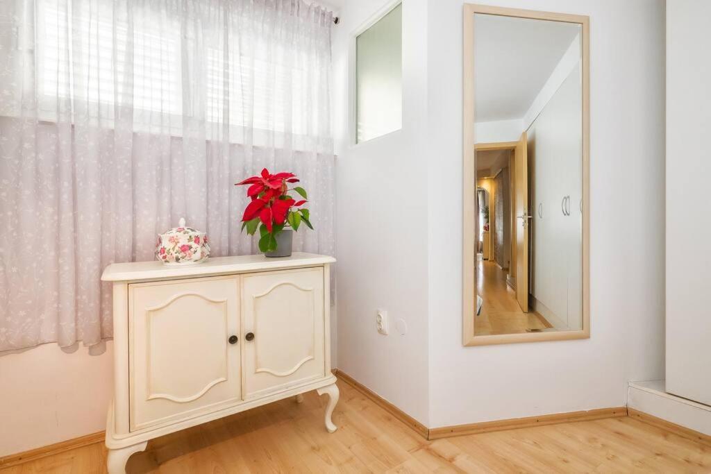Relaxing 2bd Apartment, Ground Floor - Walk To Old Town Split
