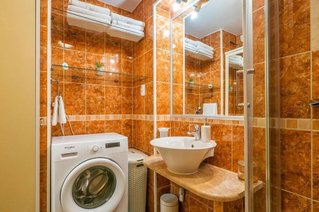 Relaxing 2bd Apartment, Ground Floor - Walk To Old Town Apartman