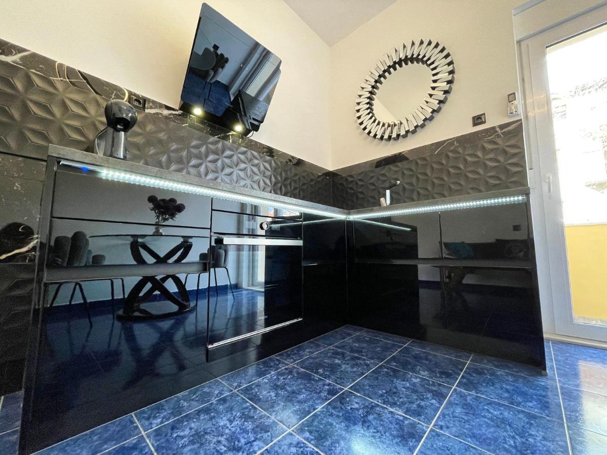 Mini Palais - Beachfront, 5 Min Center, Terrace * Split