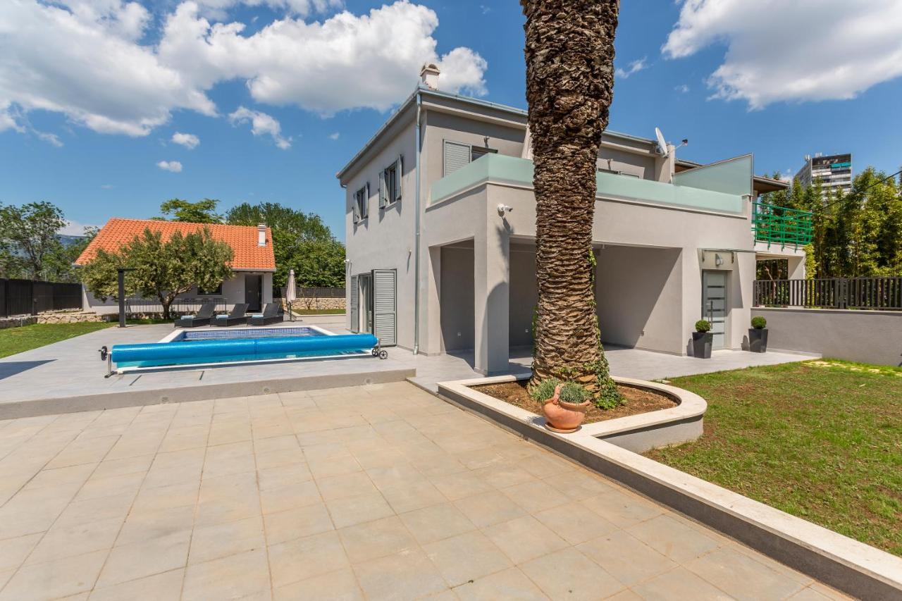 Luxury Sarina With Pool In Center Villa *