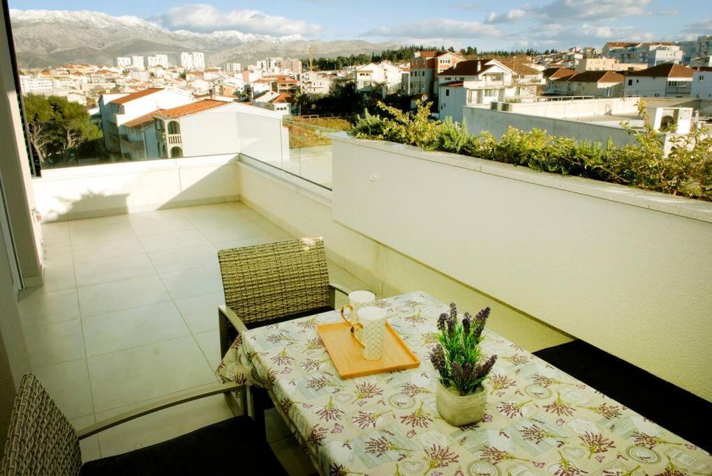 Camino - Near Mall Of Split