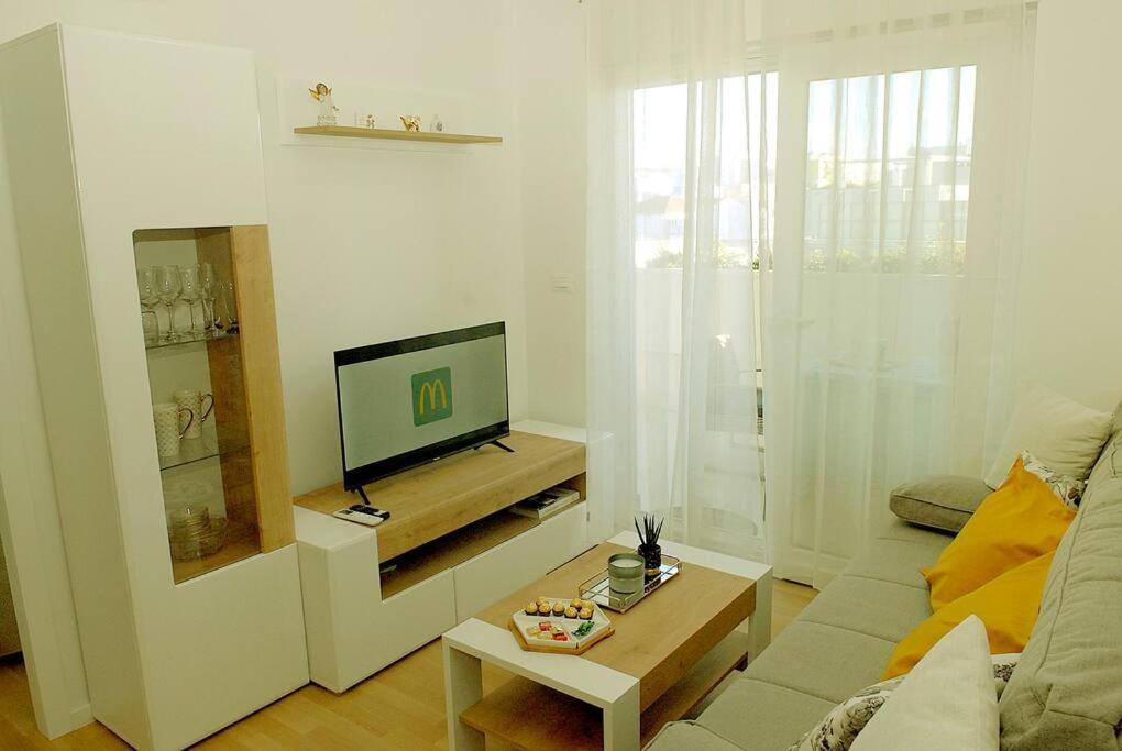 Camino - Near Mall Of Apartment *