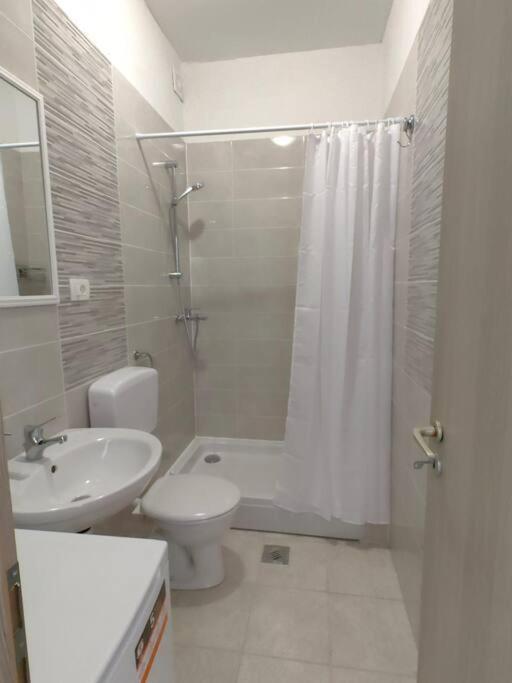 Marija, New 1bd Apt With Free Parking Apartment
