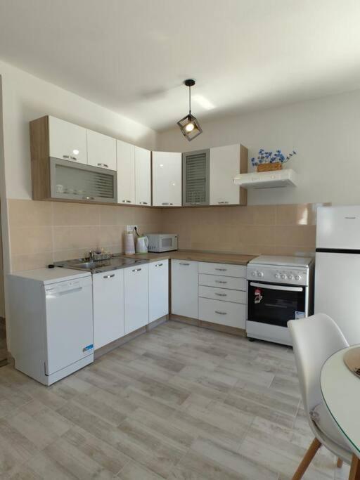Marija, New 1bd Apt With Free Parking