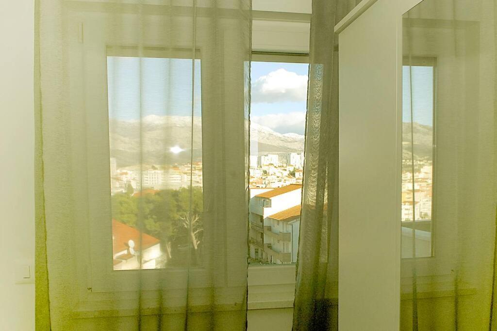 Camino - Near Mall Of