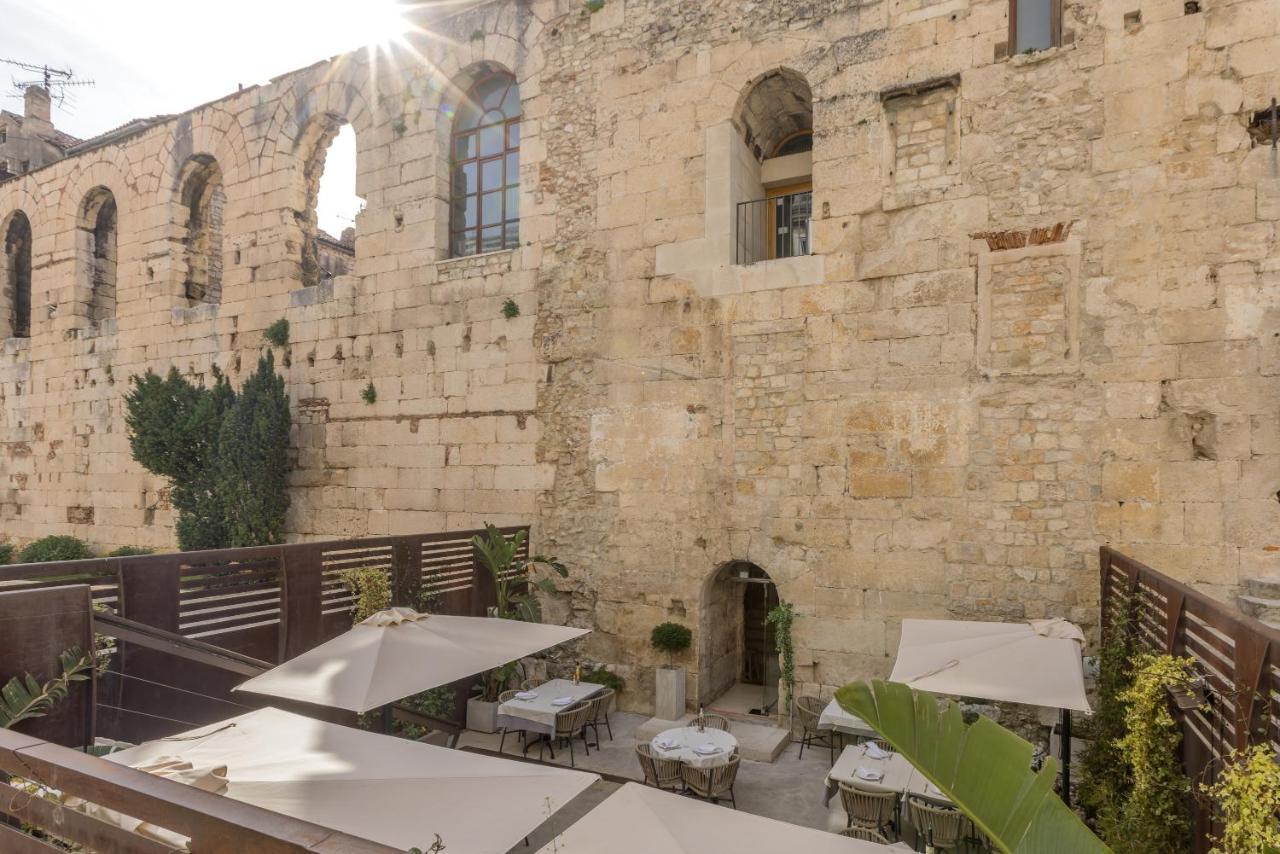 Leonis Restaurant & 4*