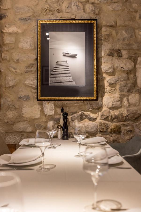 Leonis Restaurant & Split