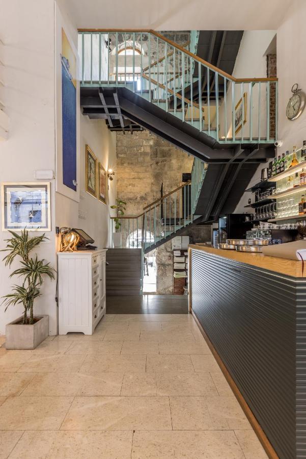 Leonis Restaurant & Split
